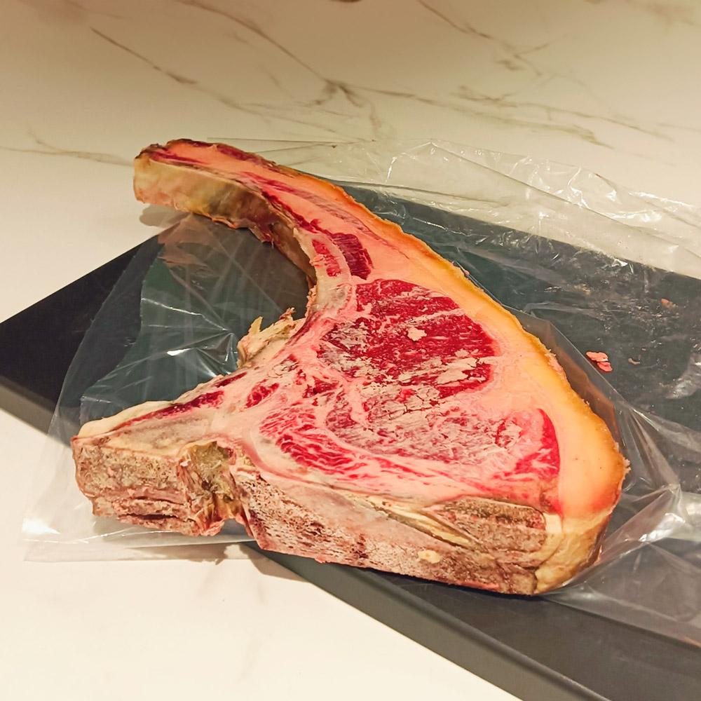 Carne madurada de vaca vieja gallega summum de 90 días de maduración.